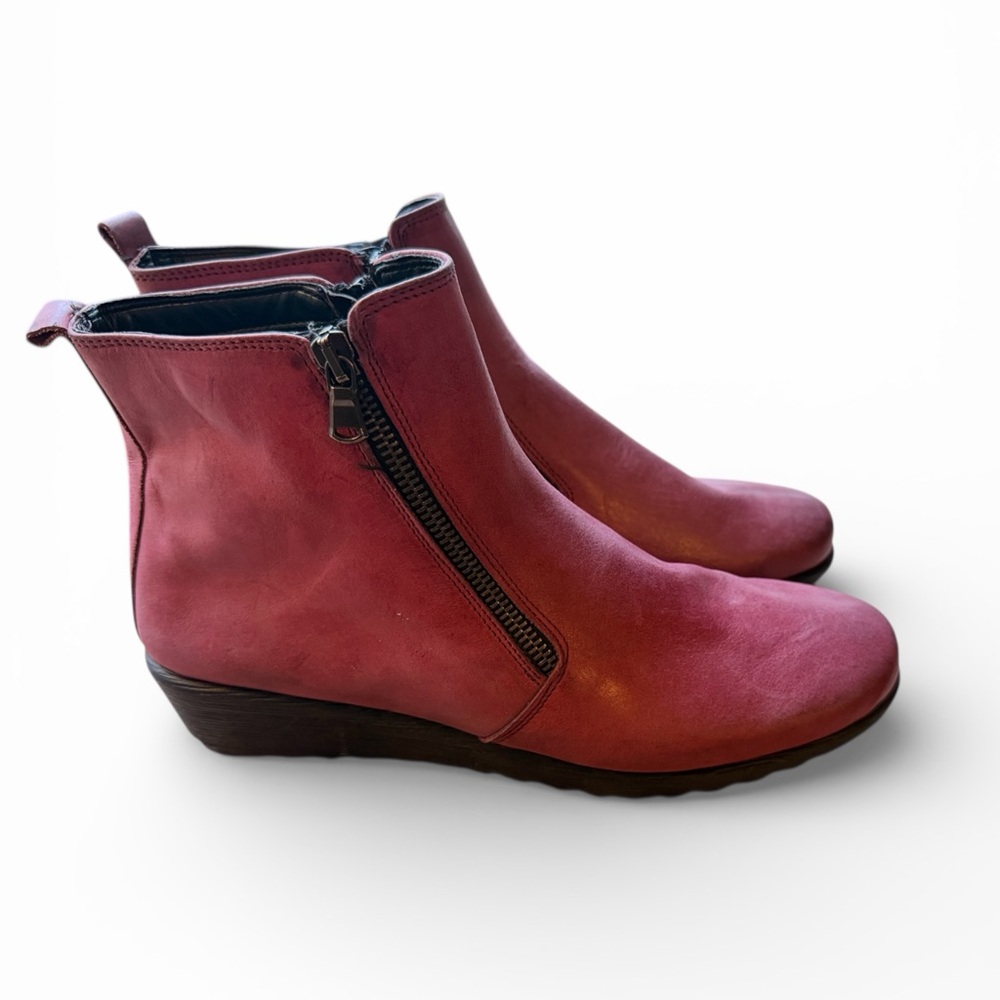 Leather wedge ankle boot with zipper and burgundy leather round toe